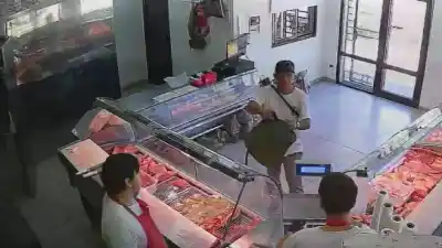 Un ladrón fingió ser cliente en una carnicería y los empleados se defendieron con una cuchilla