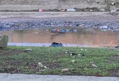 Un barrio de Tucumán clama por una pérdida de agua que lleva meses y ya formó lagunas en la calle