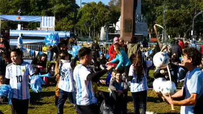 Palermo se tiñe de celeste y blanco: el Fan Fest ultima detalles para el partido decisivo contra Suiza