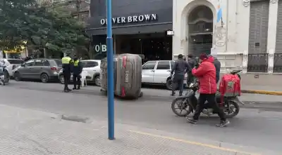 Tres personas vivieron segundos de terror cuando su auto volcó en pleno centro tucumano