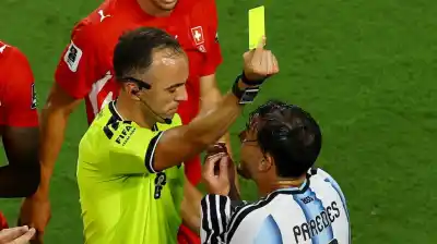 El VAR dio vuelta todo: perdonaron a Paredes y echaron a Embolo en Argentina vs. Suiza