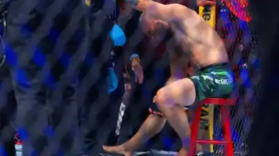 Conor McGregor volvió a la UFC, se lesionó y pidió que paren la pelea: "Estoy destruido"