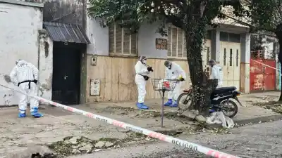 Chocó contra un árbol y en el hospital descubrieron que tenía un balazo: la pista del acompañante que huyó