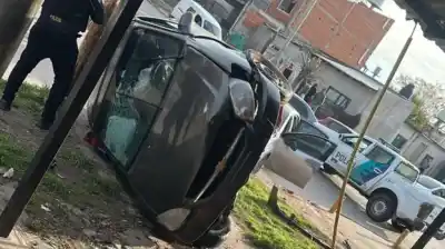 Huyeron de la Policía, volcaron y uno se suicidó antes de caer preso
