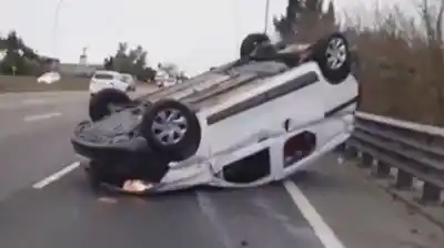 Un Ford Fiesta y una Kangoo chocaron en la General Paz: dos heridos y el auto volcado