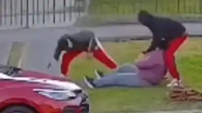 La arrastraron por el suelo y le robaron el auto en plena calle: el video que estremece a Quilmes