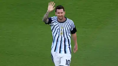 El gesto que emocionó a todos: Messi le regaló su camiseta a una leyenda tras el pase a semis