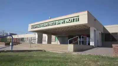 Dibujaba cerca de una estufa y el fuego alcanzó su cabello: la nena está grave en terapia