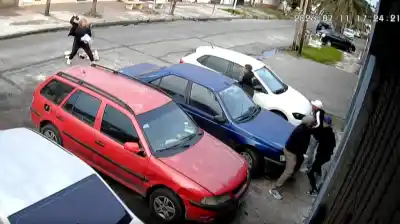 Una botella de gaseosa contra tres ladrones: la insólita defensa de una mujer en Gerli