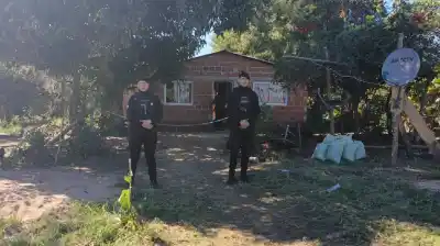 Hallaron sin vida a un nene de 8 años en Misiones: su madre está internada con heridas en el cuello