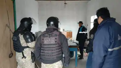 Entraron por el techo, burlaron la alarma y se llevaron medio millón de pesos: el allanamiento que destapó todo