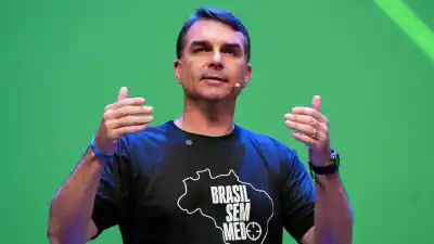 La Justicia brasileña le prohibió a Flávio Bolsonaro visitar a su padre en plena campaña