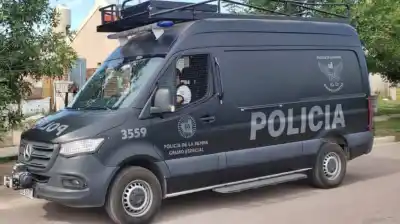Ordenaba el cuarto de su hijo y se topó con un explosivo: el insólito hallazgo en La Pampa