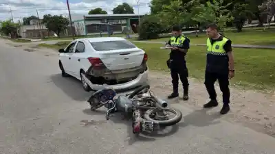 Un adolescente de 17 años sufrió un TEC tras chocar su moto contra un auto en Villa Fiad