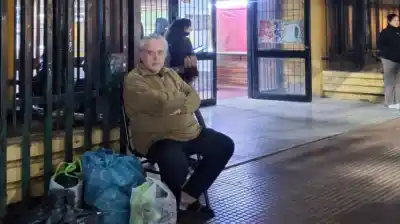 Vivió 62 años en una escuela, sufrió dos ACV y al volver del hospital lo echaron: su desgarrador relato