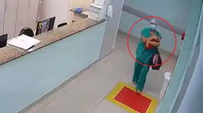 Enfermera metió a una bebé en una bolsa para robarla de una maternidad: el video que muestra el momento