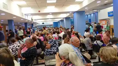 Banco Santiago en Tucumán: Jubilados soportan más de dos horas de espera y maltrato