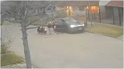 Iban a dejar a su hija al colegio y dos motochorros los amenazaron para robarles la camioneta