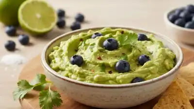 Dip de palta: la receta rápida con arándanos y cilantro que se prepara en 10 minutos