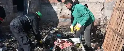 El basural que alarmó a Salud: seis personas vivían entre montañas de residuos en Lucas Córdoba al 1700