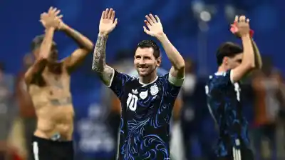 La reliquia que Messi recibió tras vencer a Inglaterra y su emotivo mensaje sobre Maradona