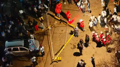 Festejos descontrolados en Mar del Plata: un semáforo cayó sobre un hincha y hubo otros dos heridos