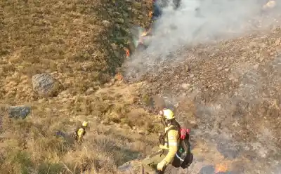 Logran contener el fuego en los cerros del límite con Tucumán, pero la alerta roja se mantiene