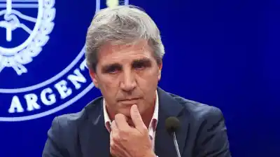 Milei redobla la apuesta: el DNU que reasigna fondos millonarios a educación, la SIDE y las cajas provinciales