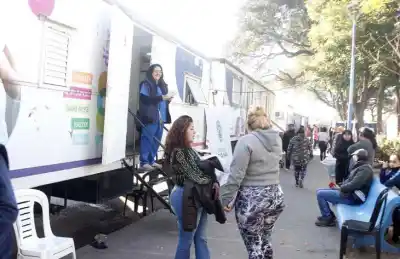 Llegó el Hospital Móvil a Plaza Lola Mora: ¿qué servicios gratuitos están disponibles?