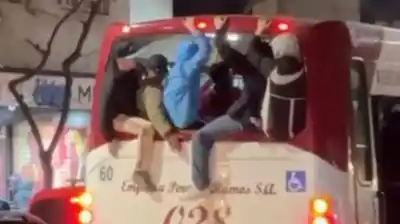 Festejos fuera de control en Mar del Plata: destrozaron colectivos y un joven cayó de un monumento