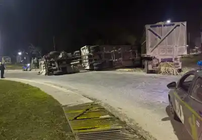 Perdió el control en la rotonda de Los Gutiérrez: el camión cañero volcó y el conductor terminó en el hospital