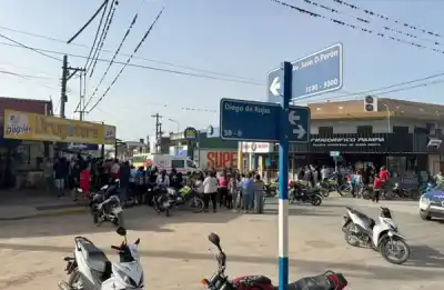 El fatal instante en que una moto fue arrastrada por un colectivo: dos niños murieron en El Colmenar