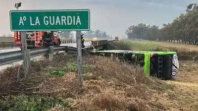 Temporal en Buenos Aires: un micro cayó desde un puente y hay varios heridos