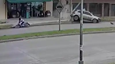 Un auto voló contra un poste y lo que pasó después es escalofriante: dos personas lo esquivaron por centímetros