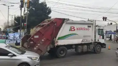 Un camión de basura lo embistió en Berisso y la noticia que nadie esperaba