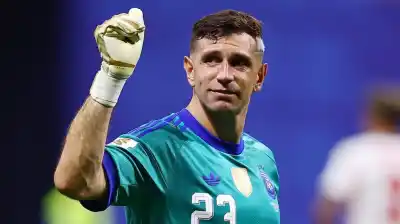 El dolor oculto de Dibu Martínez antes de la final: la lesión que casi le cuesta el Mundial