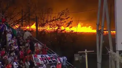 Fuego a metros del estadio: el insólito momento que vivieron los hinchas durante River-Aldosivi