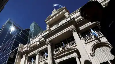 Mientras el dólar cae, el BCRA se llena de dólares: compras récord que no se veían desde 2024