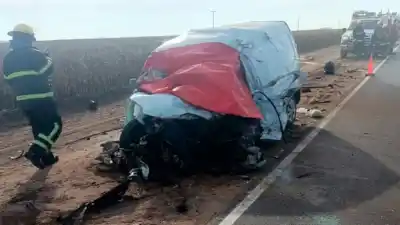 Impacto frontal en Córdoba: dos muertos y un camionero herido en la Ruta 4