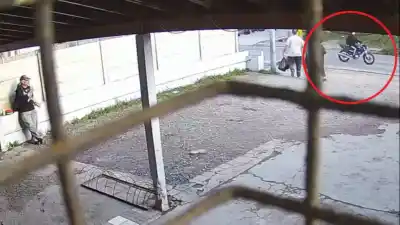 Cruzaba la avenida con su bicicleta y una moto sin licencia lo mató en el acto