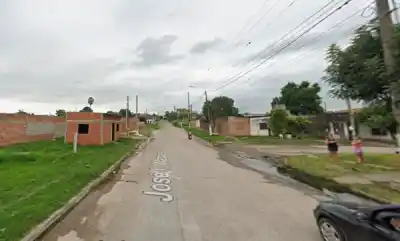 Caminaba con su pareja y lo apuñalaron salvajemente para robarle el celular