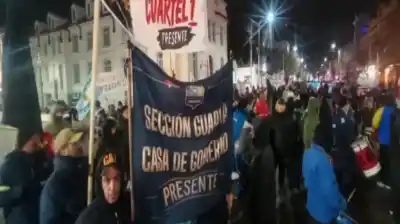 Policías de Santa Cruz mantienen el acampe y desafían a Vidal: el aumento que ofreció no alcanza