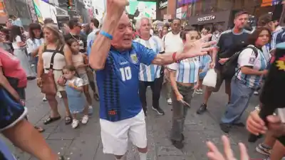 Un hincha de 88 años emocionó a todos en Times Square: "Es el último Mundial de mi vida"