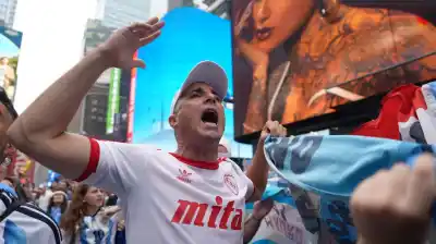 A pesar de la lluvia, así vivieron los hinchas argentinos la previa de la final en Nueva York