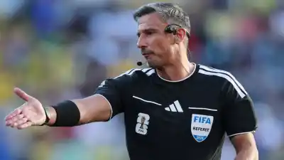 El árbitro que huyó en bote de la policía y hoy dirige la final del Mundial 2026