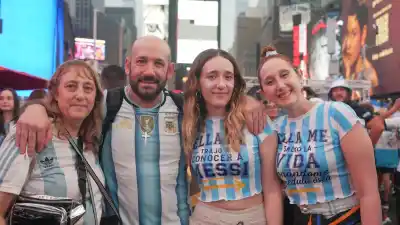 De la soledad del hospital a Times Square: la historia de Celeste, la joven que superó la leucemia y cumple el sueño de su hermana en el Mundial