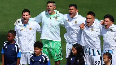 El himno argentino que paralizó al mundo: la actuación de María Becerra que hizo llorar a los jugadores
