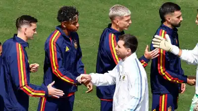 El momento que todos esperaban: Messi y Yamal, cara a cara antes de la final