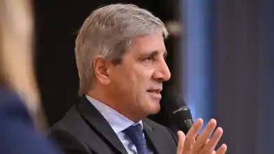 Caputo responde a Pichetto: defiende la importación de autos eléctricos chinos