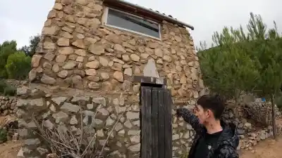 España: la historia del joven de 23 años que dejó la ciudad para vivir en el bosque